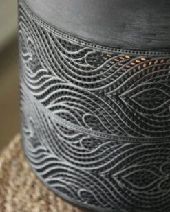 Groot Rond Metalen Windlicht Met Sierlijk Glooiend Gaatjes Patroon -Mode-Woondecoratiewinkel groot rond metalen windlicht met sierlijk gaatjes patroon 3