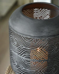 Groot Rond Metalen Windlicht Met Sierlijk Glooiend Gaatjes Patroon -Mode-Woondecoratiewinkel groot rond metalen windlicht met sierlijk gaatjes patroon 4