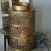 Groot Windlicht Met Sfeervol Gaatjes Patroon Antiek-look Messing -Mode-Woondecoratiewinkel groot windlicht met sfeervol gaatjes patroon antiek look messing