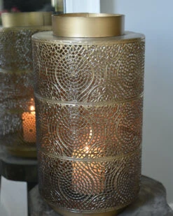 Groot Windlicht Met Sfeervol Gaatjes Patroon Antiek-look Messing -Mode-Woondecoratiewinkel groot windlicht met sfeervol gaatjes patroon antiek look messing 4