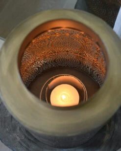 Groot Windlicht Met Sfeervol Gaatjes Patroon Antiek-look Messing -Mode-Woondecoratiewinkel groot windlicht met sfeervol gaatjes patroon antiek look messing 7