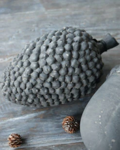 Grote Aardewerk Pine Cone/ Kegel Van Brynxz -Mode-Woondecoratiewinkel grote aardewerk pine cone kegel van brynxz 4