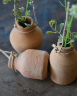 Handgemaakte Aardewerk Flesjes Met Ophang Touw Set Van 3, IB Laursen -Mode-Woondecoratiewinkel handgemaakte aardewerk flesjes met ophang touw set van 3 ib laursen 2