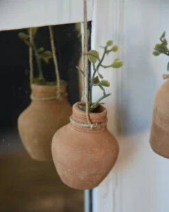 Handgemaakte Aardewerk Flesjes Met Ophang Touw Set Van 3, IB Laursen -Mode-Woondecoratiewinkel handgemaakte aardewerk flesjes met ophang touw set van 3 ib laursen 4