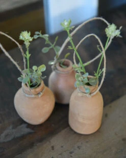 Handgemaakte Aardewerk Flesjes Met Ophang Touw Set Van 3, IB Laursen -Mode-Woondecoratiewinkel handgemaakte aardewerk flesjes met ophang touw set van 3 ib laursen 6