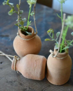 Handgemaakte Aardewerk Flesjes Met Ophang Touw Set Van 3, IB Laursen -Mode-Woondecoratiewinkel handgemaakte aardewerk flesjes met ophang touw set van 3 ib laursen 7