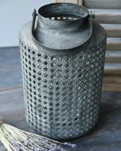 Hoge Lantaarn Van Metaal Met Gaatjes Patroon En Hengsel -Mode-Woondecoratiewinkel hoge lantaarn van metaal met gaatjes patroon en hengsel 3