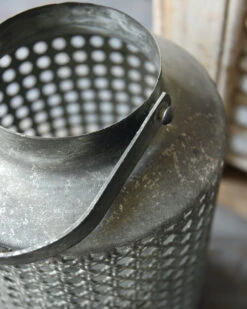 Hoge Lantaarn Van Metaal Met Gaatjes Patroon En Hengsel -Mode-Woondecoratiewinkel hoge lantaarn van metaal met gaatjes patroon en hengsel 4