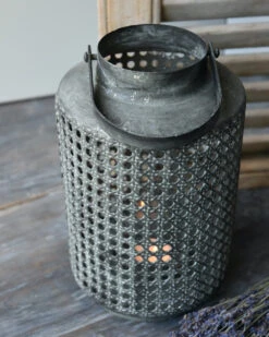 Hoge Lantaarn Van Metaal Met Gaatjes Patroon En Hengsel -Mode-Woondecoratiewinkel hoge lantaarn van metaal met gaatjes patroon en hengsel 5