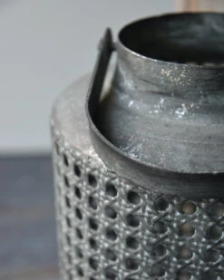 Hoge Lantaarn Van Metaal Met Gaatjes Patroon En Hengsel -Mode-Woondecoratiewinkel hoge lantaarn van metaal met gaatjes patroon en hengsel 6