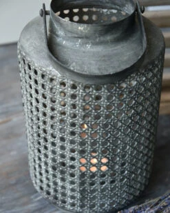 Hoge Lantaarn Van Metaal Met Gaatjes Patroon En Hengsel -Mode-Woondecoratiewinkel hoge lantaarn van metaal met gaatjes patroon en hengsel 7