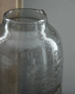Hoge Vaas Met Bubbels, Zilvermetaal En Grijze Gloed -Mode-Woondecoratiewinkel hoge vaas met bubbels metaal en grijze gloed 4