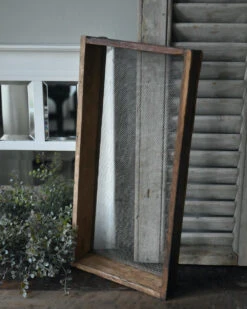 Houten Bak Met Een Bodem Van Fijn Gaas, IB Laursen