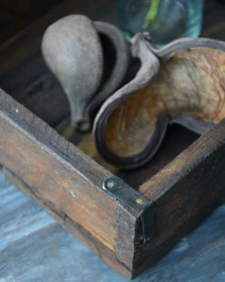 Houten Bak Met Metalen Beugeltjes, Unique IB Laursen -Mode-Woondecoratiewinkel houten bak met metalen beugeltjes unique ib laursen 1