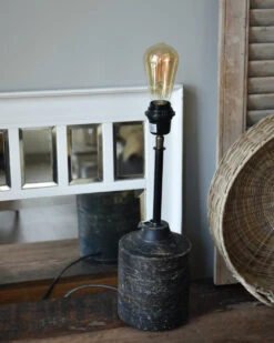 Houten Lampenvoet In Antiek Zwart -Mode-Woondecoratiewinkel houten lampenvoet in antiek zwart 2