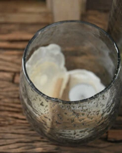 Iets Bolle Glazen Vaas Met Bubbels, Zilvermetaal En Grijze Gloed -Mode-Woondecoratiewinkel iets bolle glazen vaas met bubbels zilvermetaal en grijze gloed 7