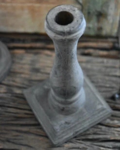 Kandelaar Met Vierkante Voet Van Be-Uniq -Mode-Woondecoratiewinkel kandelaar met vierkante voet van be uniq 6