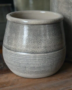 Klei Grijze Pot Iets Bol Met Gewerkte Onderrand, IB Laursen -Mode-Woondecoratiewinkel klei grijze pot iets bol met gewerkte onderrand ib laursen 2