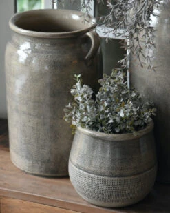 Klei Grijze Pot Iets Bol Met Gewerkte Onderrand, IB Laursen -Mode-Woondecoratiewinkel klei grijze pot iets bol met gewerkte onderrand ib laursen 3