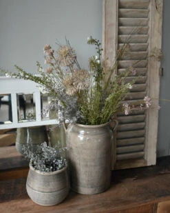 Klei Grijze Pot Iets Bol Met Gewerkte Onderrand, IB Laursen -Mode-Woondecoratiewinkel klei grijze pot iets bol met gewerkte onderrand ib laursen 4