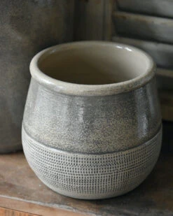 Klei Grijze Pot Iets Bol Met Gewerkte Onderrand, IB Laursen -Mode-Woondecoratiewinkel klei grijze pot iets bol met gewerkte onderrand ib laursen 5