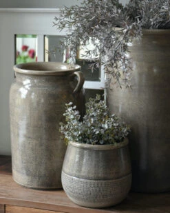 Klei Grijze Pot Iets Bol Met Gewerkte Onderrand, IB Laursen -Mode-Woondecoratiewinkel klei grijze pot iets bol met gewerkte onderrand ib laursen 6