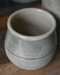 Klei Grijze Pot Iets Bol Met Gewerkte Onderrand, IB Laursen -Mode-Woondecoratiewinkel klei grijze pot iets bol met gewerkte onderrand ib laursen 7