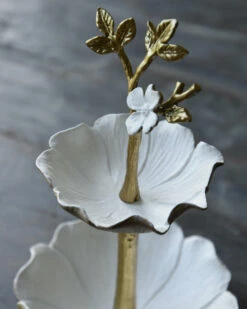 Kleine Etagere Bloem In Antiek Wit En Goud, Sieraden/bonbon Schaaltje -Mode-Woondecoratiewinkel kleine etagere bloem in antiek wit en goud sieradenbonbon schaaltje 1