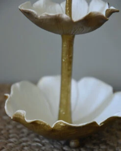 Kleine Etagere Bloem In Antiek Wit En Goud, Sieraden/bonbon Schaaltje -Mode-Woondecoratiewinkel kleine etagere bloem in antiek wit en goud sieradenbonbon schaaltje 2