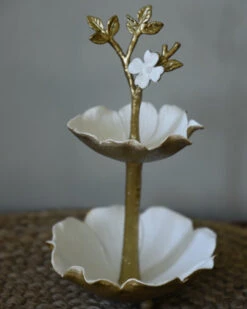 Kleine Etagere Bloem In Antiek Wit En Goud, Sieraden/bonbon Schaaltje -Mode-Woondecoratiewinkel kleine etagere bloem in antiek wit en goud sieradenbonbon schaaltje 3