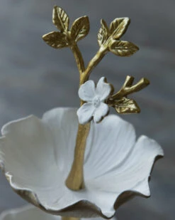 Kleine Etagere Bloem In Antiek Wit En Goud, Sieraden/bonbon Schaaltje -Mode-Woondecoratiewinkel kleine etagere bloem in antiek wit en goud sieradenbonbon schaaltje 4