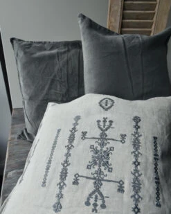 Kussen Hoes Linnenlook Met Grijs Borduursel, IB Laursen 3 Kussen Hoes Linnenlook Met Grijs Borduursel, IB Laursen -Mode-Woondecoratiewinkel kussenhoes linnenlook met grijs borduursel ib laursen 1
