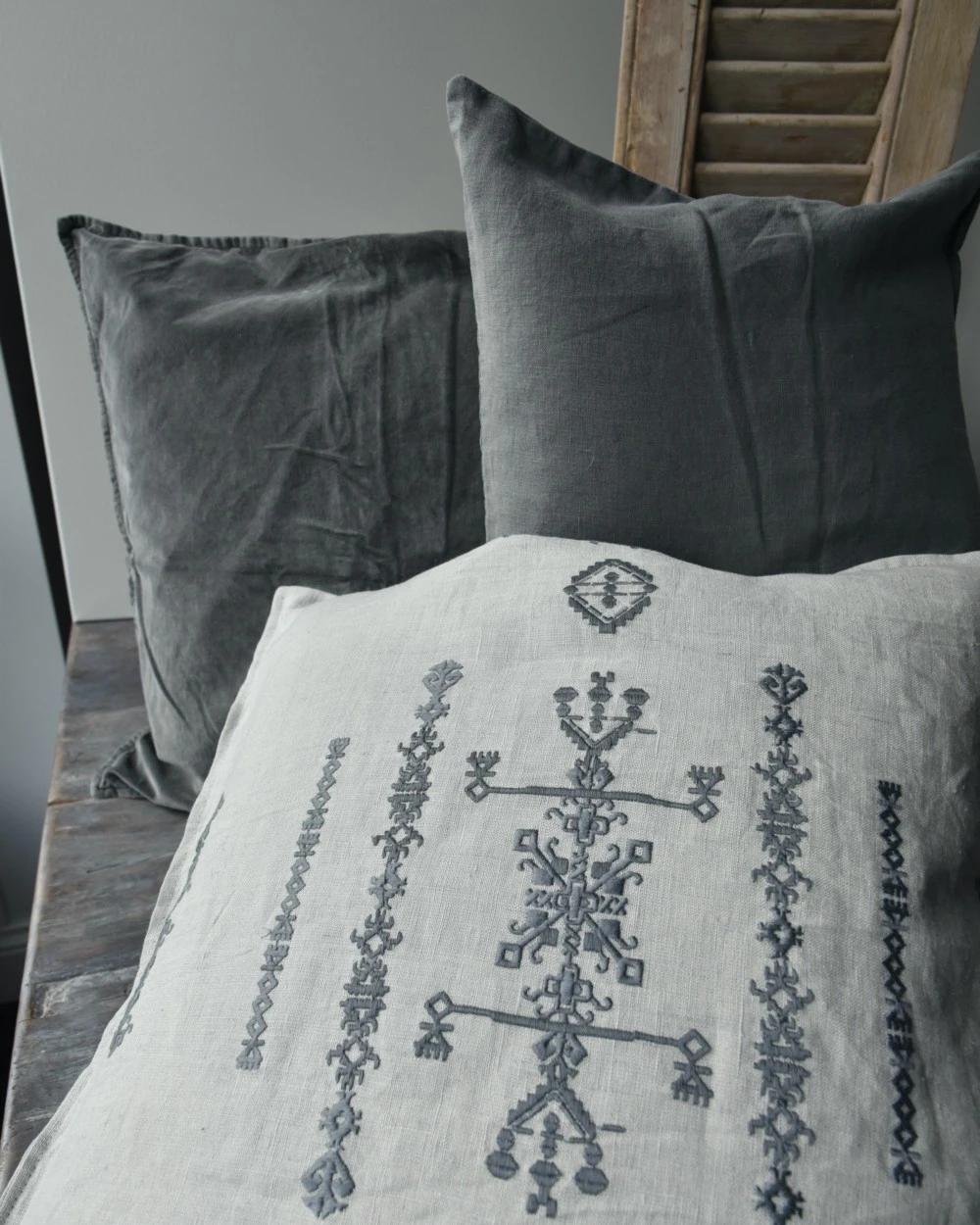 Kussen hoes linnenlook met grijs borduursel, IB Laursen Kussen Hoes Linnenlook Met Grijs Borduursel, IB Laursen -Mode-Woondecoratiewinkel kussenhoes linnenlook met grijs borduursel ib laursen 1