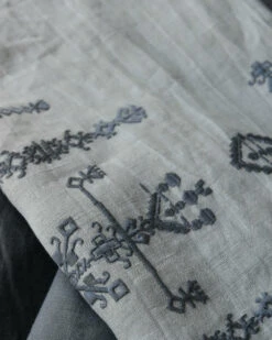 Kussen Hoes Linnenlook Met Grijs Borduursel, IB Laursen 4 Kussen Hoes Linnenlook Met Grijs Borduursel, IB Laursen -Mode-Woondecoratiewinkel kussenhoes linnenlook met grijs borduursel ib laursen 2