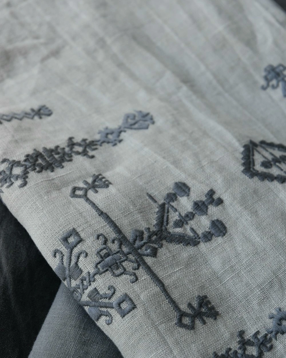 Kussen hoes linnenlook met grijs borduursel, IB Laursen Kussen Hoes Linnenlook Met Grijs Borduursel, IB Laursen -Mode-Woondecoratiewinkel kussenhoes linnenlook met grijs borduursel ib laursen 2