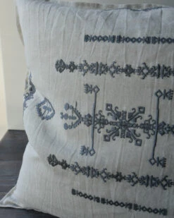 Kussen Hoes Linnenlook Met Grijs Borduursel, IB Laursen 5 Kussen Hoes Linnenlook Met Grijs Borduursel, IB Laursen -Mode-Woondecoratiewinkel kussenhoes linnenlook met grijs borduursel ib laursen 3