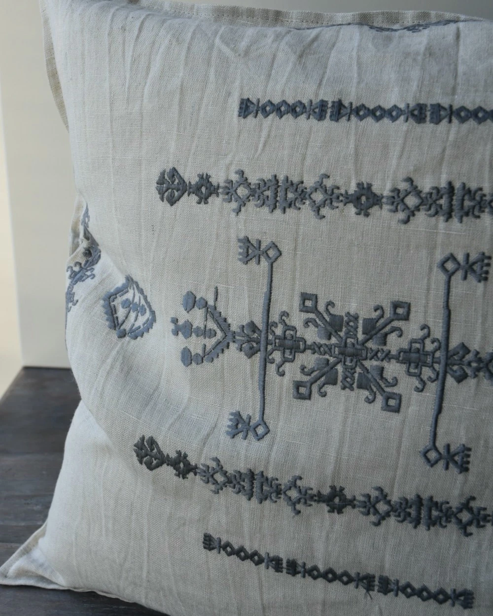 Kussen hoes linnenlook met grijs borduursel, IB Laursen Kussen Hoes Linnenlook Met Grijs Borduursel, IB Laursen -Mode-Woondecoratiewinkel kussenhoes linnenlook met grijs borduursel ib laursen 3