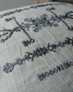 Kussen Hoes Linnenlook Met Grijs Borduursel, IB Laursen 6 Kussen Hoes Linnenlook Met Grijs Borduursel, IB Laursen -Mode-Woondecoratiewinkel kussenhoes linnenlook met grijs borduursel ib laursen 4