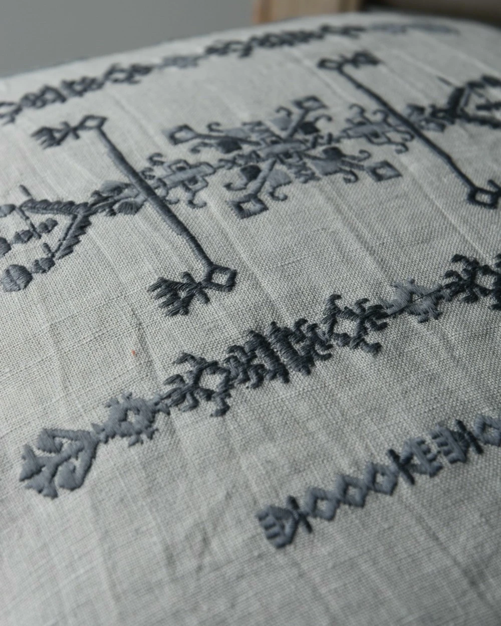 Kussen hoes linnenlook met grijs borduursel, IB Laursen Kussen Hoes Linnenlook Met Grijs Borduursel, IB Laursen -Mode-Woondecoratiewinkel kussenhoes linnenlook met grijs borduursel ib laursen 4