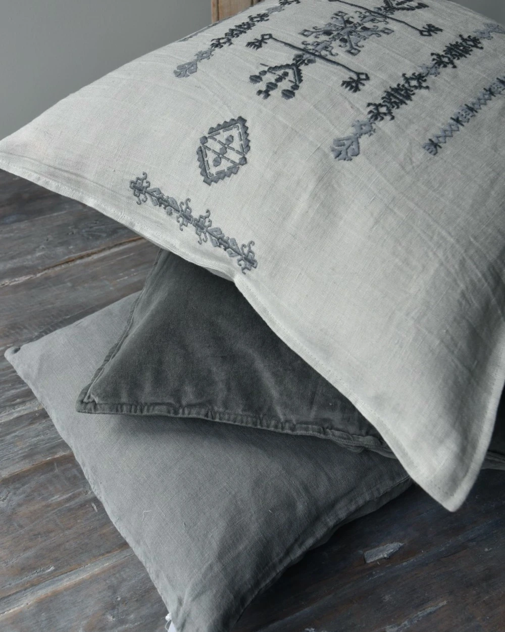 Kussen hoes linnenlook met grijs borduursel, IB Laursen Kussen Hoes Linnenlook Met Grijs Borduursel, IB Laursen -Mode-Woondecoratiewinkel kussenhoes linnenlook met grijs borduursel ib laursen 5