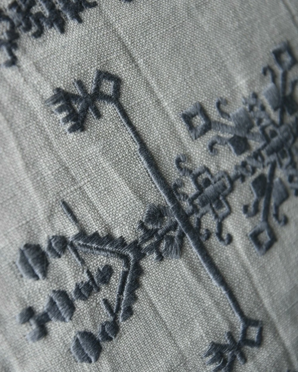 Kussen hoes linnenlook met grijs borduursel, IB Laursen Kussen Hoes Linnenlook Met Grijs Borduursel, IB Laursen -Mode-Woondecoratiewinkel kussenhoes linnenlook met grijs borduursel ib laursen 6