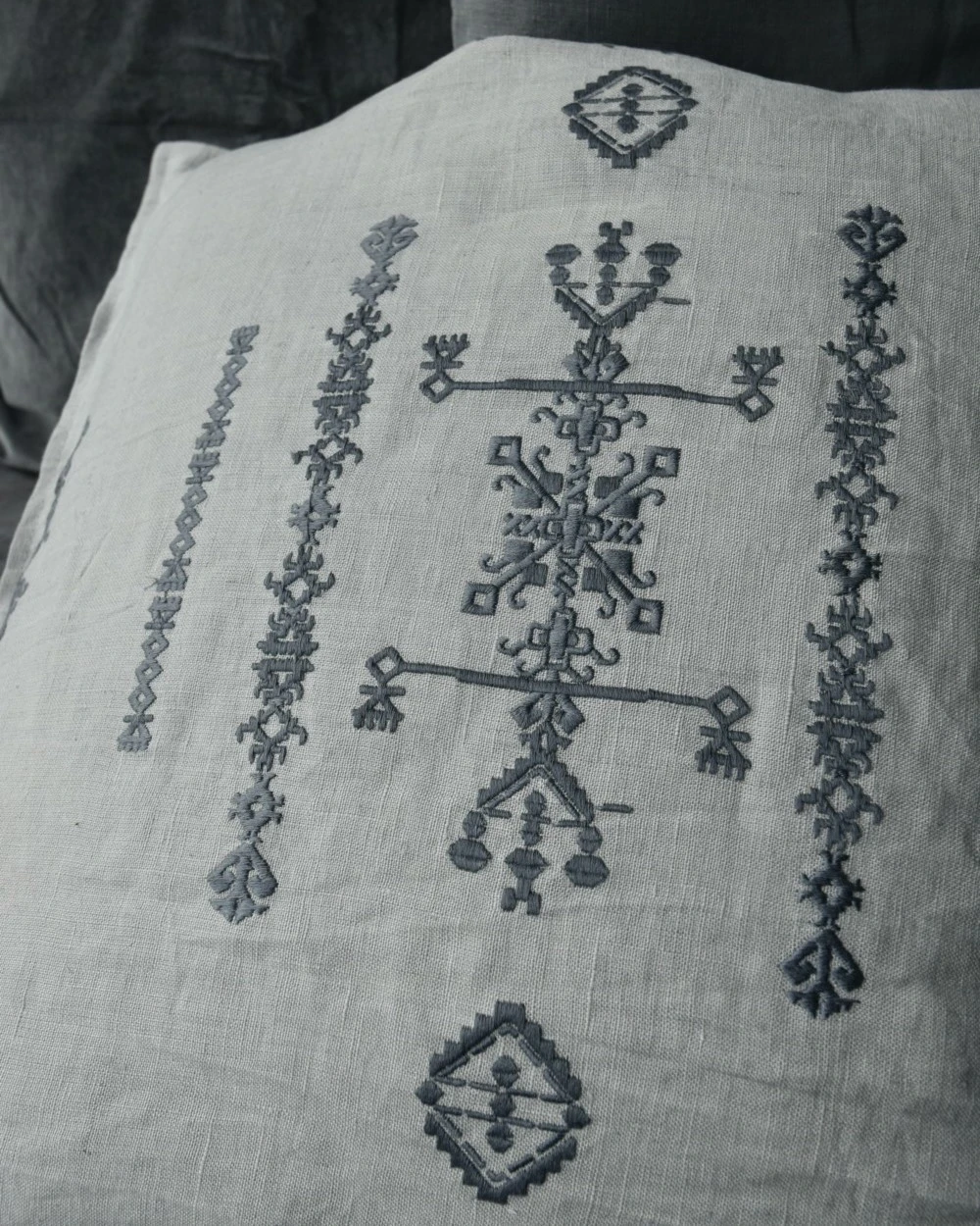 Kussen hoes linnenlook met grijs borduursel, IB Laursen Kussen Hoes Linnenlook Met Grijs Borduursel, IB Laursen -Mode-Woondecoratiewinkel kussenhoes linnenlook met grijs borduursel ib laursen