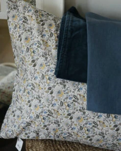 Kussenhoes Rechthoekig Gebloemd Met Zacht Geel, Blauw En Kleikleur, IB Laursen -Mode-Woondecoratiewinkel kussenhoes rechthoekig gebloemd met zacht geel blauw en kleikleur ib laursen 1