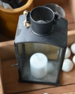 Lantaarn Metaal Zwart En Glas Met Hengsel, IB Laursen -Mode-Woondecoratiewinkel lantaarn metaal zwart en glas met hengsel ib laursen 2