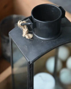 Lantaarn Metaal Zwart En Glas Met Hengsel, IB Laursen -Mode-Woondecoratiewinkel lantaarn metaal zwart en glas met hengsel ib laursen 3