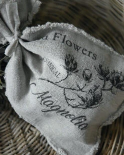 Linnen Geurzakje Met Magnolia Takken, Shabby -Mode-Woondecoratiewinkel linnen geurzakje met magnolia takken shabby 2