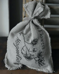 Linnen Geurzakje Met Magnolia Takken, Shabby -Mode-Woondecoratiewinkel linnen geurzakje met magnolia takken shabby 4