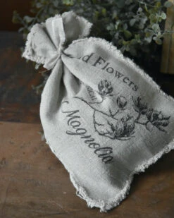 Linnen Geurzakje Met Magnolia Takken, Shabby -Mode-Woondecoratiewinkel linnen geurzakje met magnolia takken shabby 5