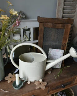 Metalen Gieter In Cream Met Sproeikop 5 Ltr, IB Laursen 4 Metalen Gieter In Cream Met Sproeikop 5 Ltr, IB Laursen -Mode-Woondecoratiewinkel metalen gieter in cream met sproeikop 5 ltr ib laursen 2