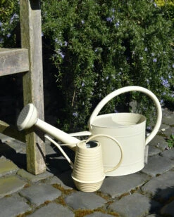 Metalen Gieter In Cream Met Sproeikop 5 Ltr, IB Laursen 5 Metalen Gieter In Cream Met Sproeikop 5 Ltr, IB Laursen -Mode-Woondecoratiewinkel metalen gieter in cream met sproeikop 5 ltr ib laursen 3